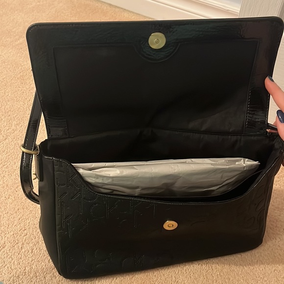 Calvin Klein bag, classy and very lightweight with leather material. - Picture 4 of 6